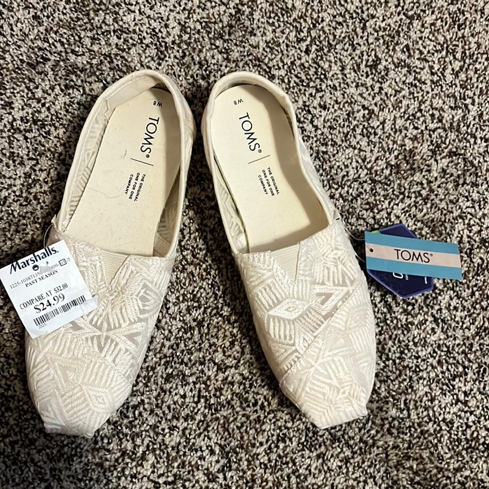 Toms women’s size 8 off white/ cream